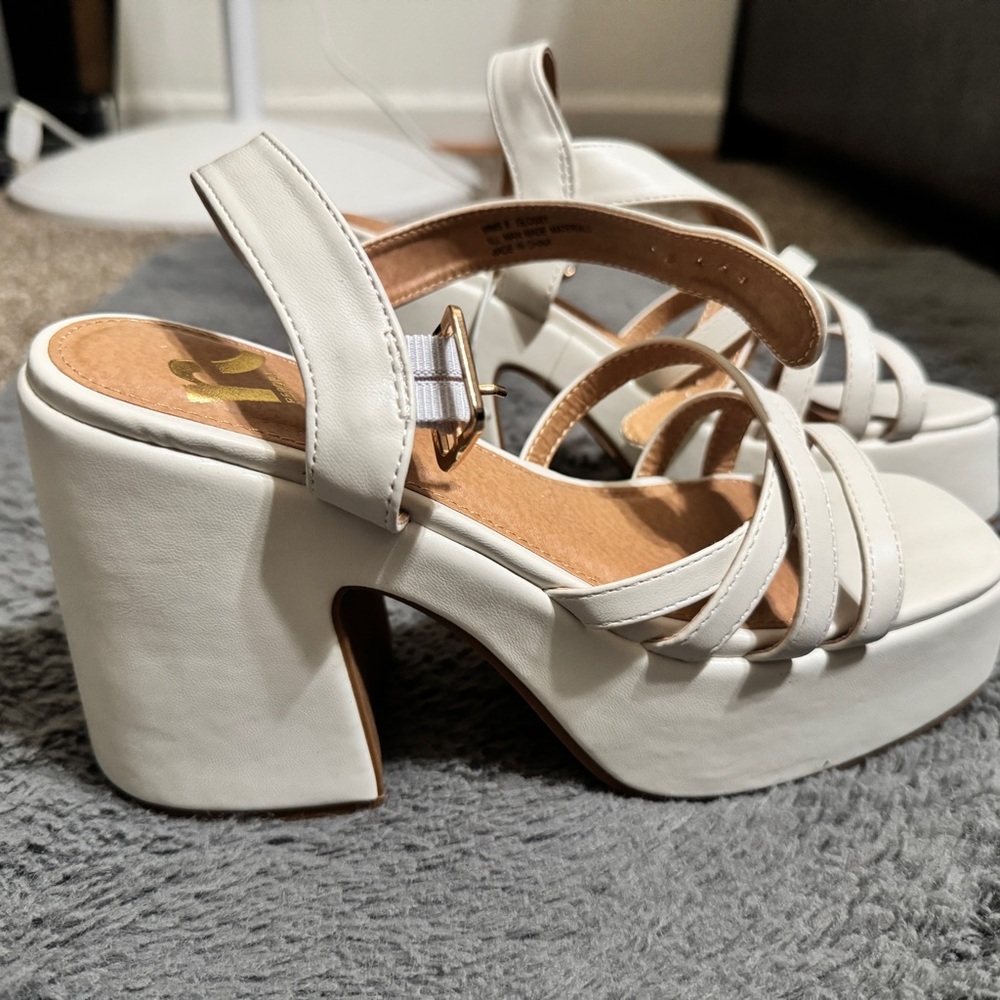 Elegant White Strappy Platform Sandals - Picture 2 of 4